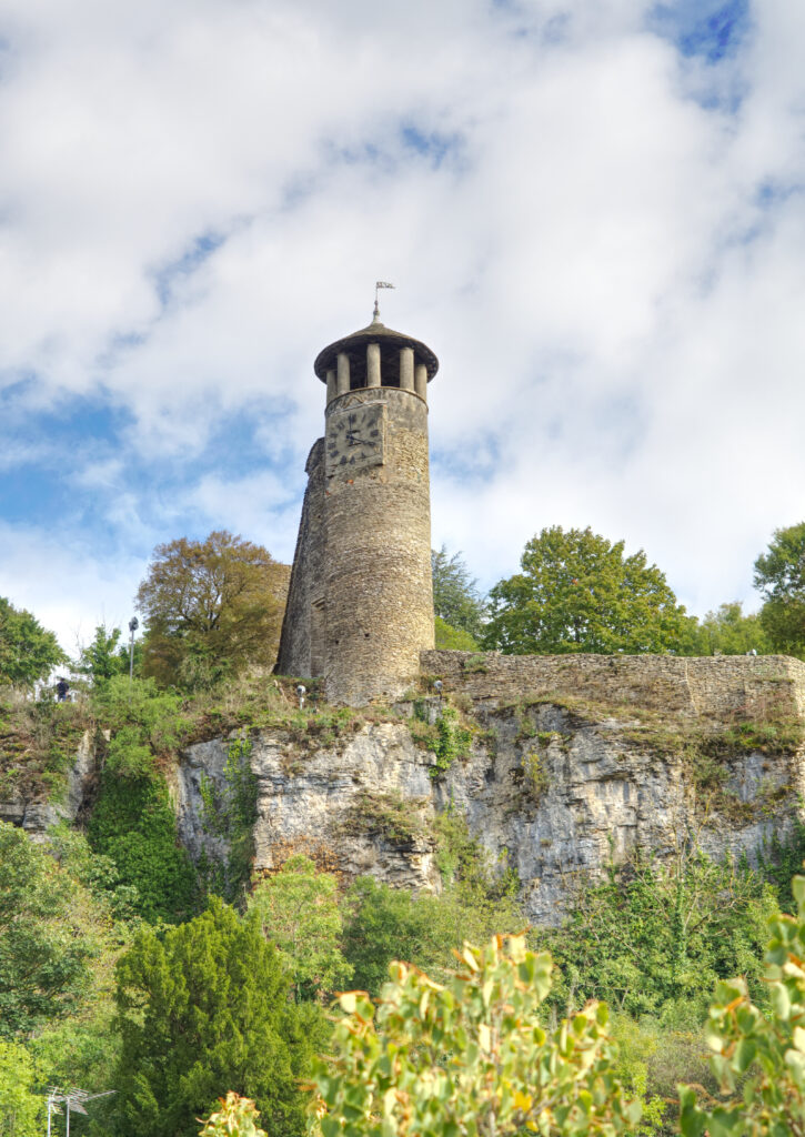 Vue de la tour de l'horloge de la citadelle médiévale de Crémieu