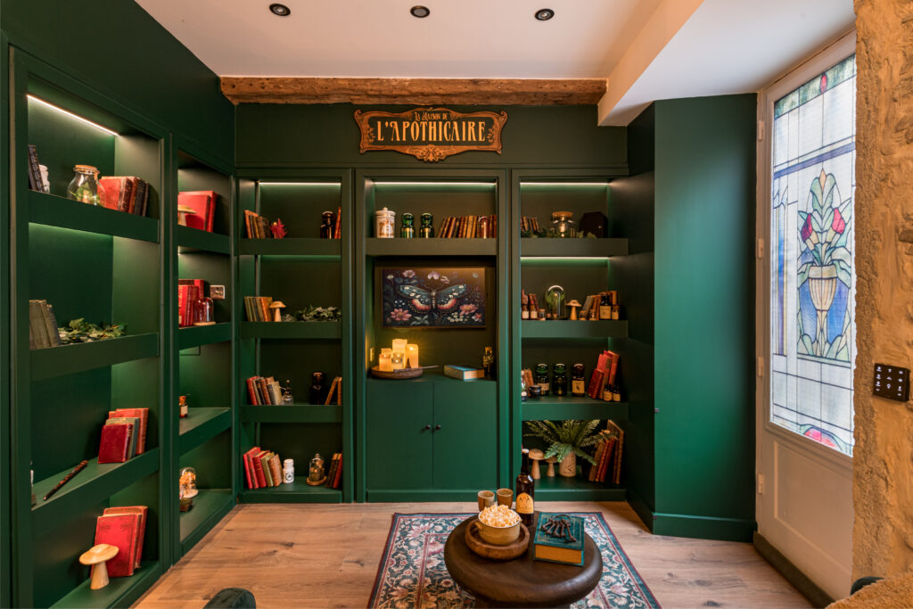 Salon cosy avec bibliothèque et décoration médiévale à La Maison de l’Apothicaire