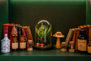 Décorations médiévales authentiques et détails artistiques à La Maison de l’Apothicaire