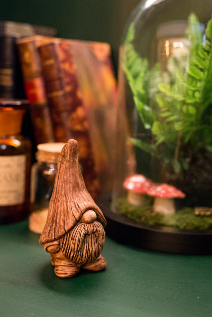 Décorations médiévales authentiques et détails artistiques à La Maison de l’Apothicaire