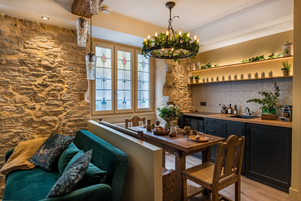 cuisine moderne entièrement équipée dans le gîte La Maison de l'Apothicaire à Crémieu