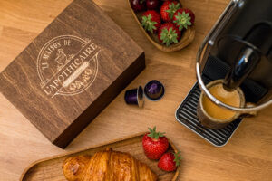 cuisine moderne entièrement équipée dans le gîte La Maison de l'Apothicaire à Crémieu