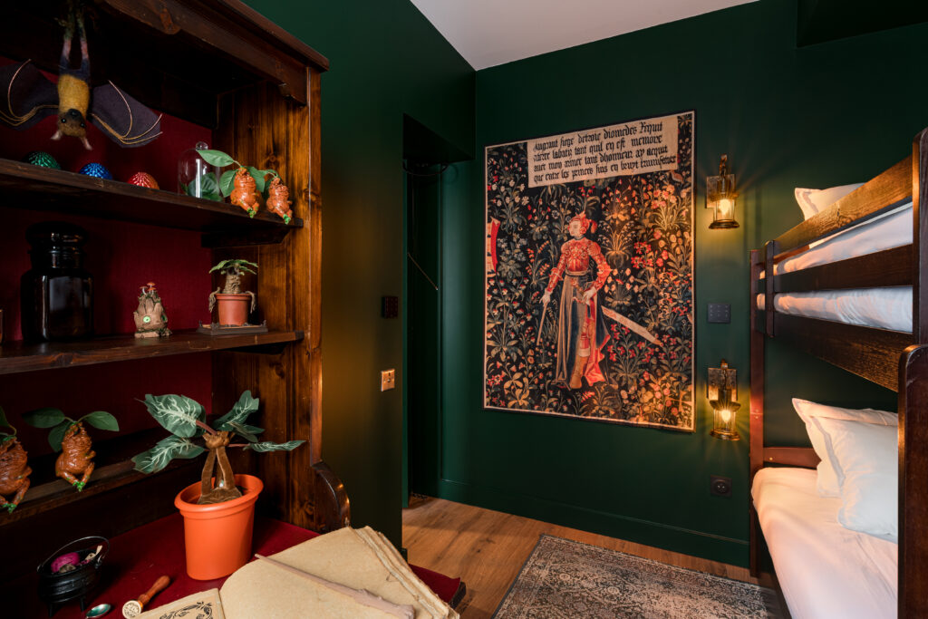 Chambre enfant décorée avec soin dans le gîte La Maison de l’Apothicaire, Crémieu