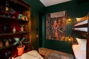 Chambre enfant décorée avec soin dans le gîte La Maison de l’Apothicaire, Crémieu