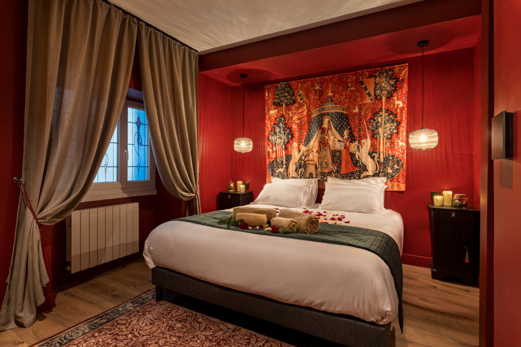 Chambre adulte confortable et décorée avec charme dans La Maison de l’Apothicaire