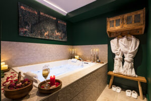 Baignoire balnéo moderne pour détente dans le gîte La Maison de l’Apothicaire à Crémieu