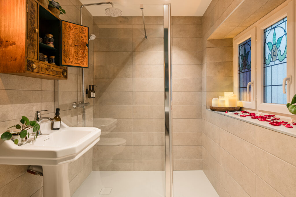 Salle de bain moderne et élégante avec équipements haut de gamme à La Maison de l’Apothicaire, gîte à Crémieu