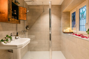 Salle de bain moderne et élégante avec équipements haut de gamme à La Maison de l’Apothicaire, gîte à Crémieu