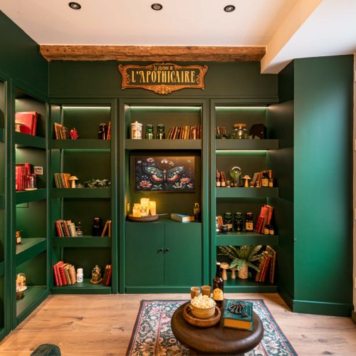 Salon cosy avec bibliothèque et décoration médiévale à La Maison de l’Apothicaire