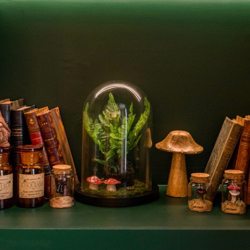 Décorations médiévales authentiques et détails artistiques à La Maison de l’Apothicaire