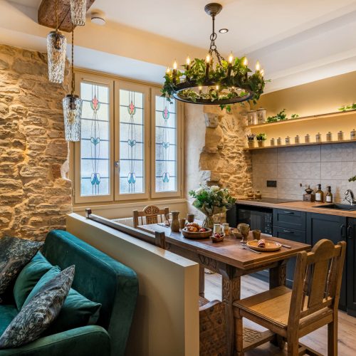 Salon cosy avec bibliothèque et décoration médiévale à La Maison de l’Apothicaire