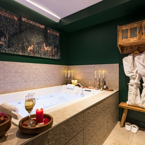Baignoire balnéo moderne pour détente dans le gîte La Maison de l’Apothicaire à Crémieu