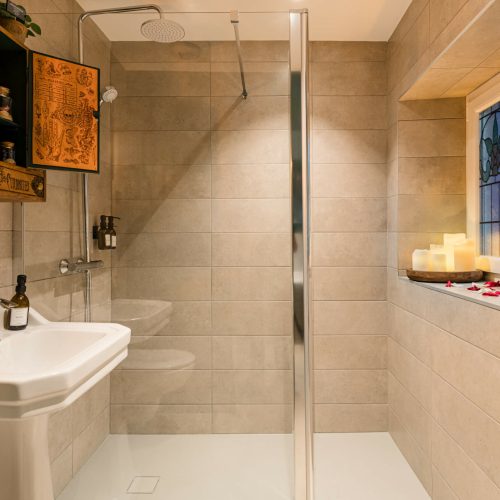 Salle de bain moderne et élégante avec équipements haut de gamme à La Maison de l’Apothicaire, gîte à Crémieu